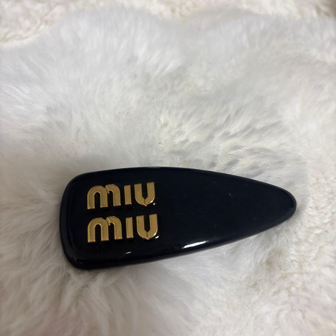 miu miu バレッタ ヘアピン ブラック