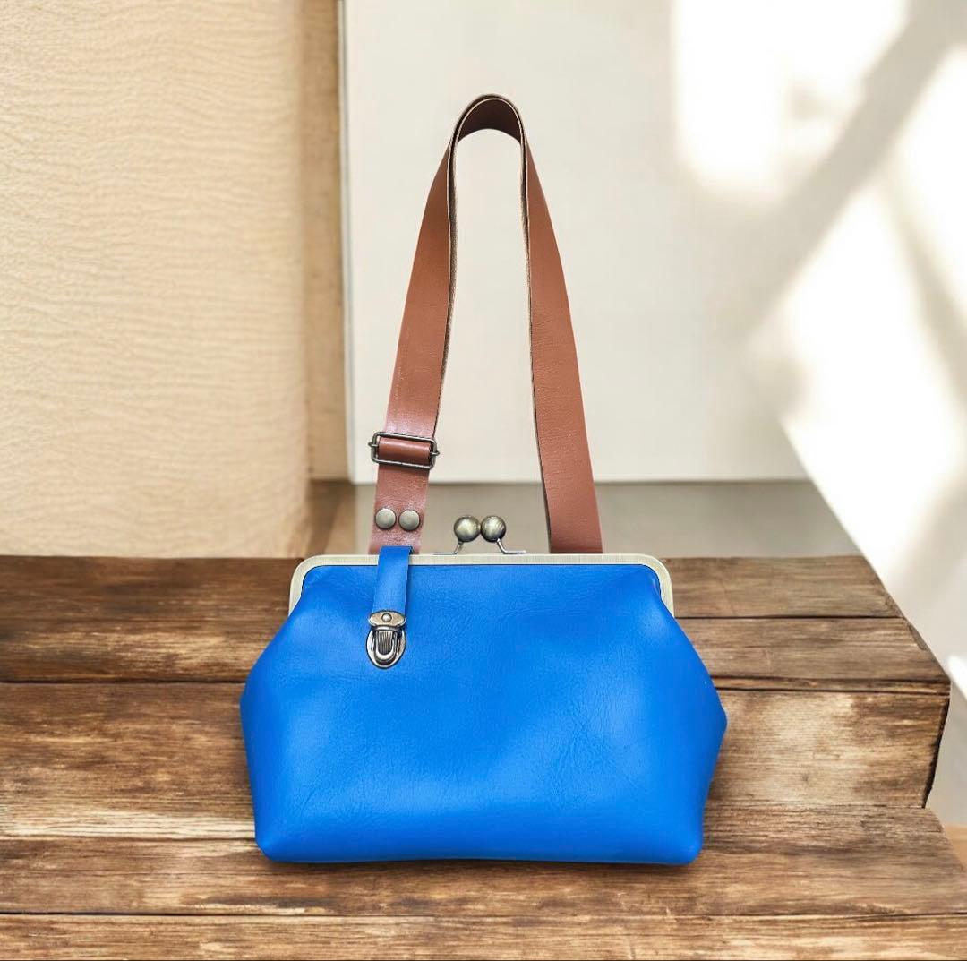 レザー ボディバッグにカスタマイズできるコロンとしたショルダー