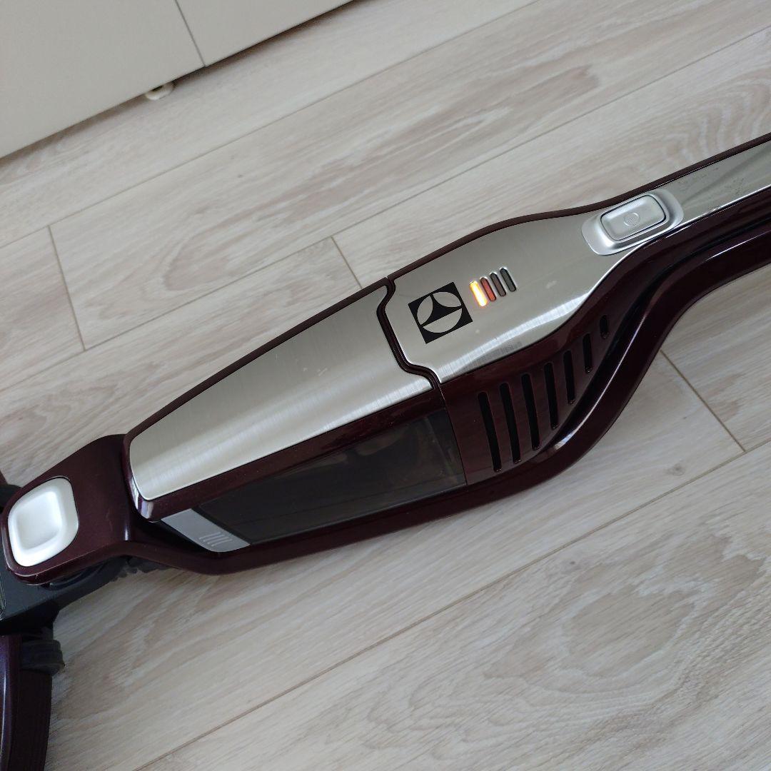 Electrolux スティッククリーナー 充電式 ダークレッド