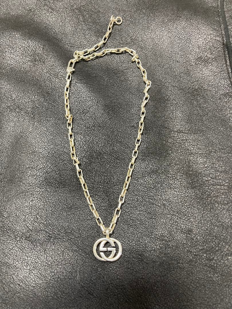 GUCCI シルバー ロゴペンダントネックレス