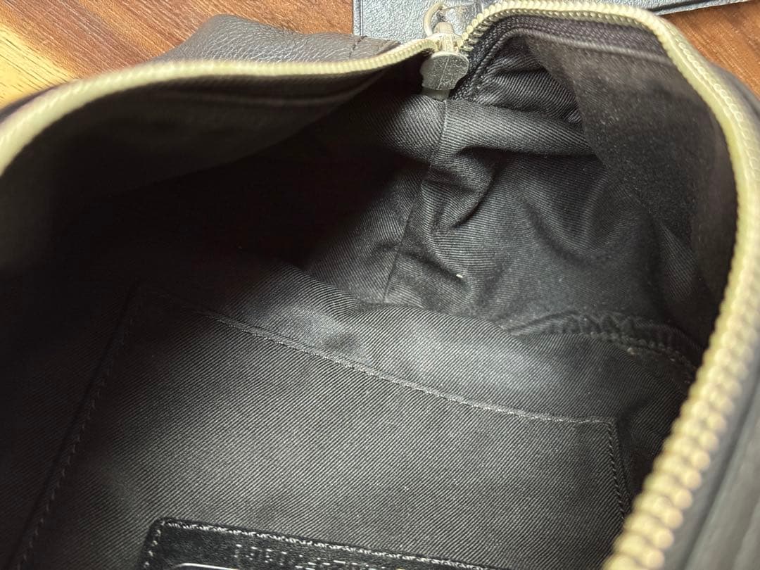 COACH トンプソン ブラック ボディバッグ レザー