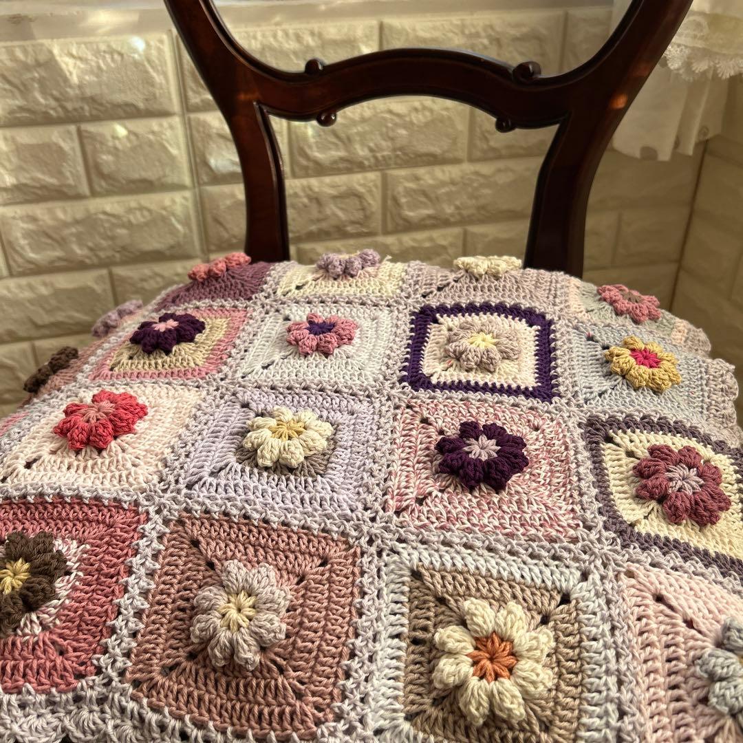 ぷっくり。お花モチーフ編み　グラニースクエア　ブランケット　マルチカバー