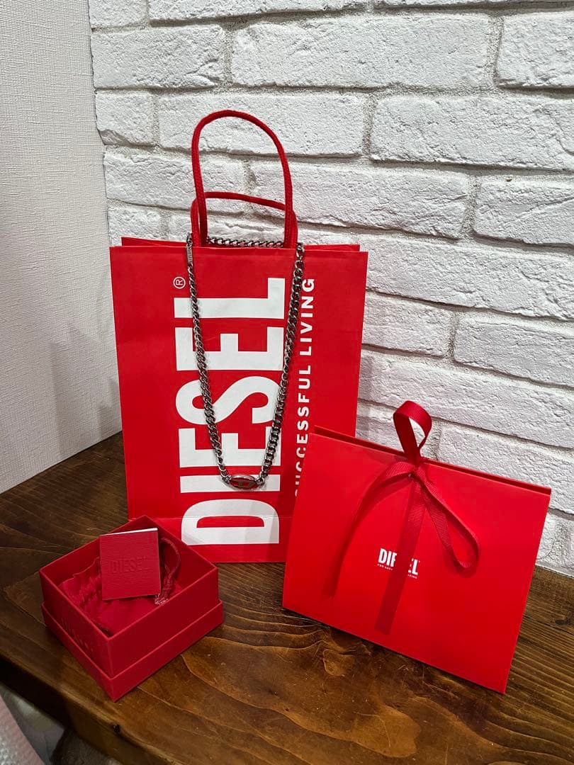 っっっっr 　　　　DIESEL シルバー レッド チェーンネックレス