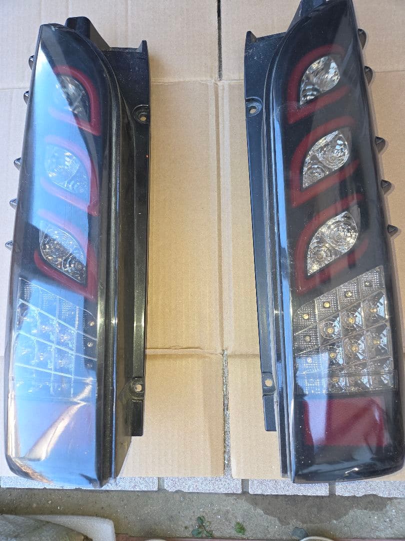 ハイエースシーケンシャルLEDテールランプ 左右Set