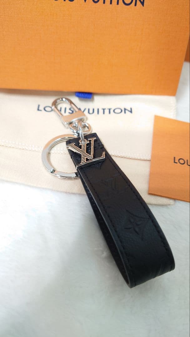 ★未使用　LOUISVUITTON　モノグラムシャドウ　キーホルダー　ドラゴンヌ