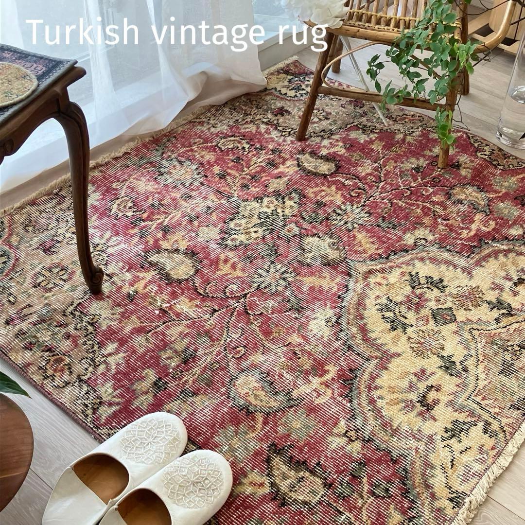貴重110×124シャビーレッドピンク　ベージュ　正方形　トルコヴィンテージラグ