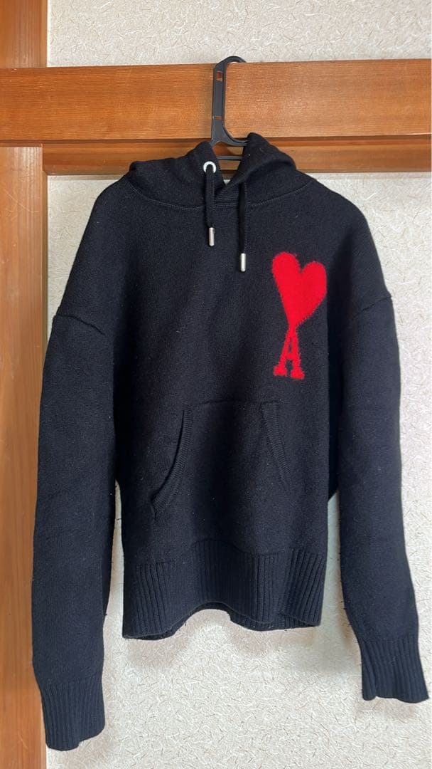 ami フード付きセーター 黒 ハート刺繍