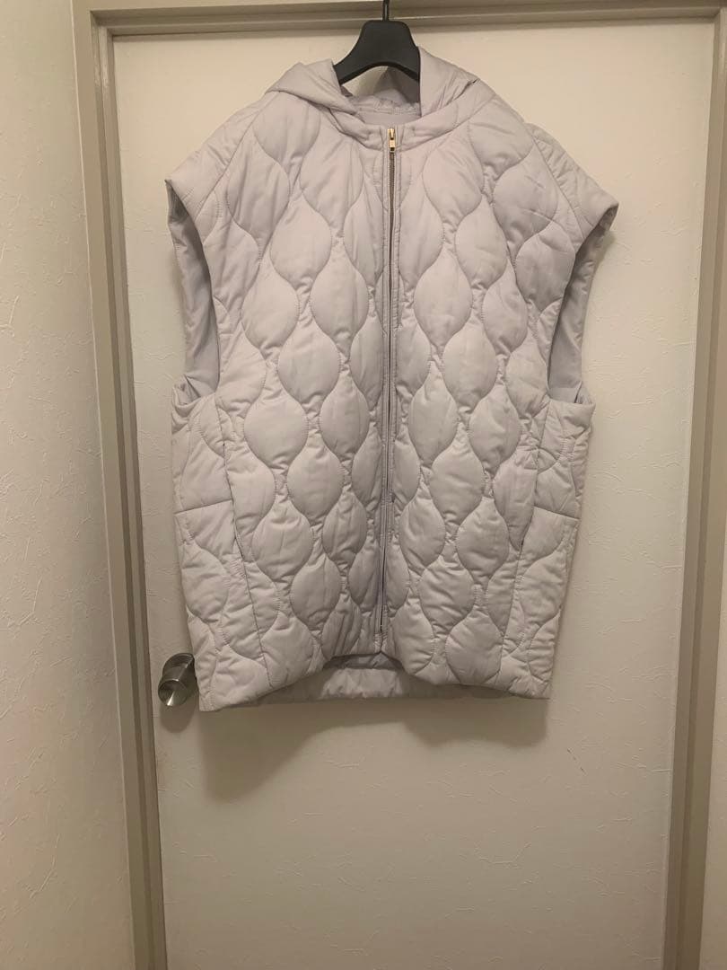 スタニングルアーフード付きライトキルティングベスト