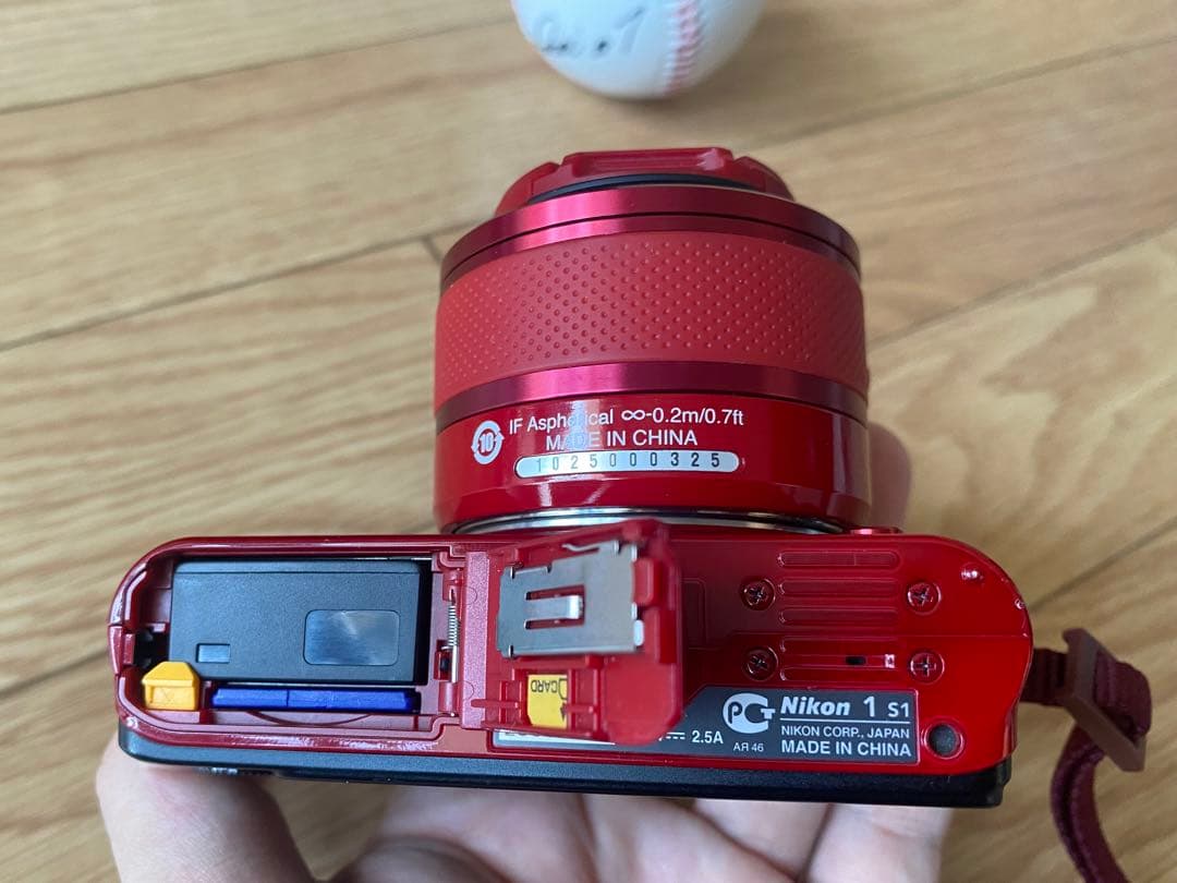 Nikon 1 S1 レッド 10-30mmレンズ付き