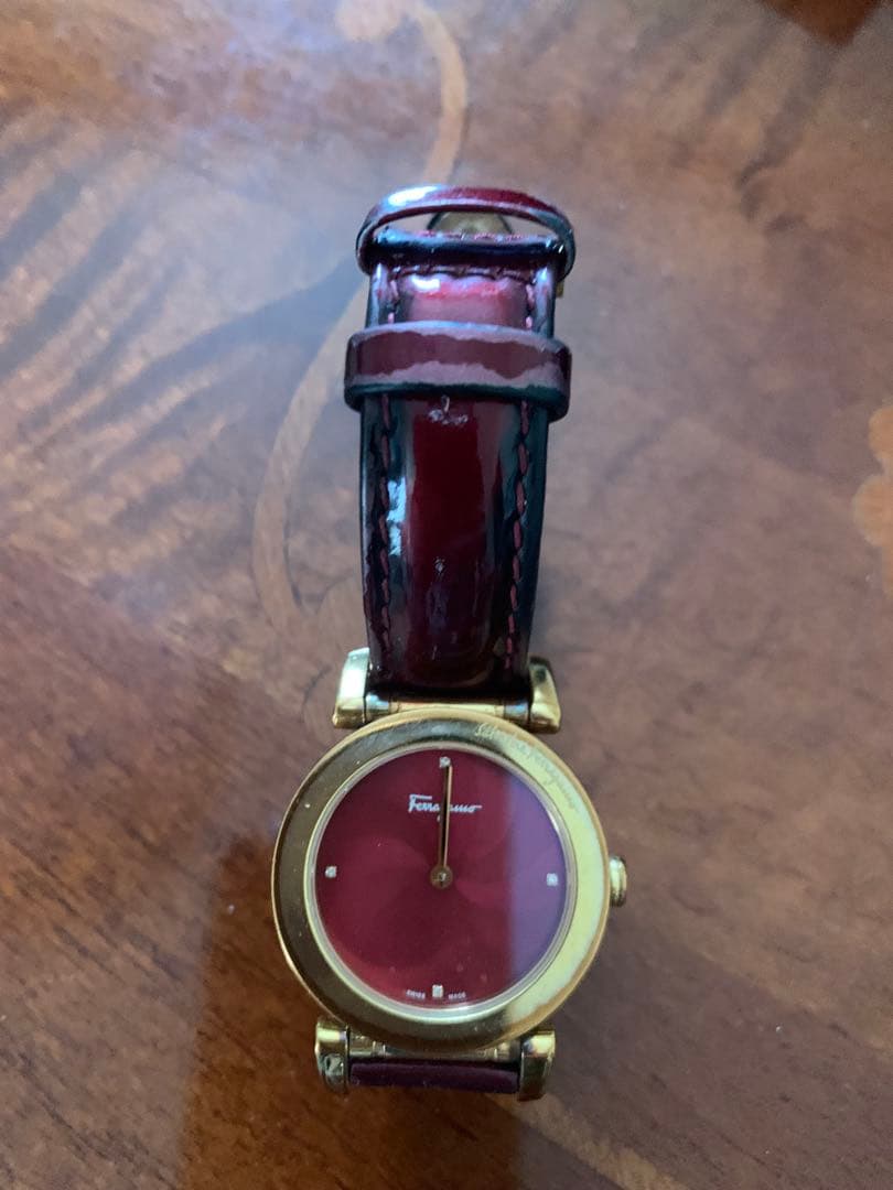 フェラガモ時計 赤