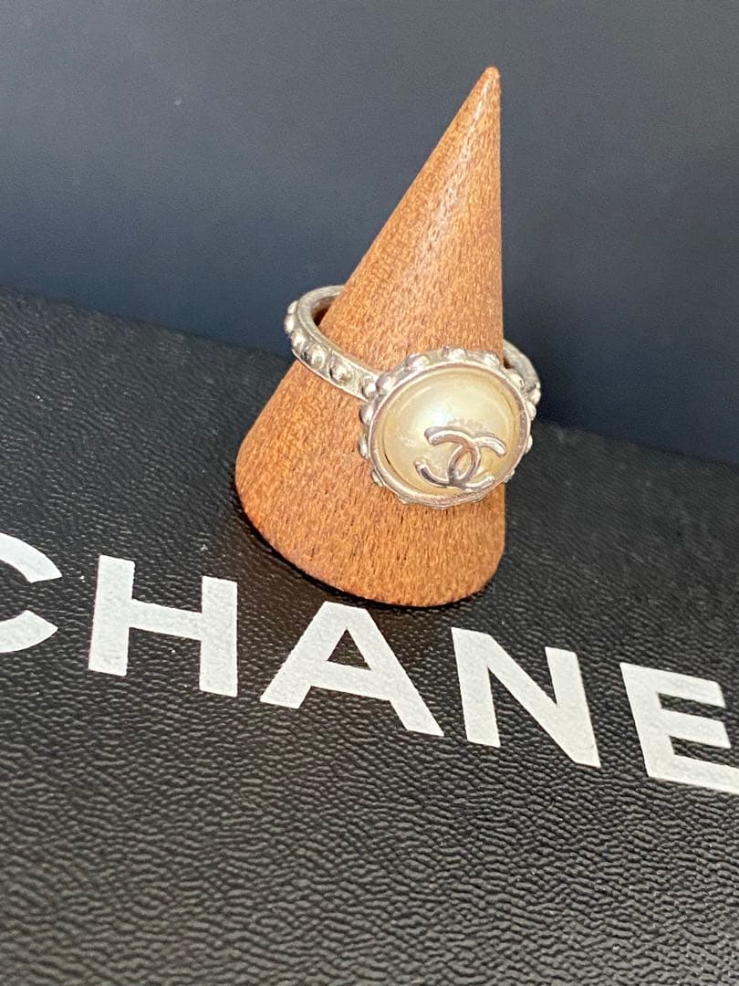 みーたん　シャネル 超美品 ロゴ入りパール調リング サイズ12号