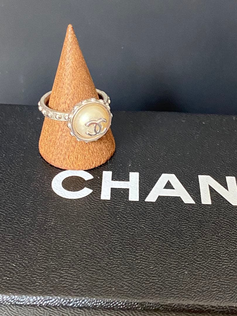 みーたん　シャネル 超美品 ロゴ入りパール調リング サイズ12号
