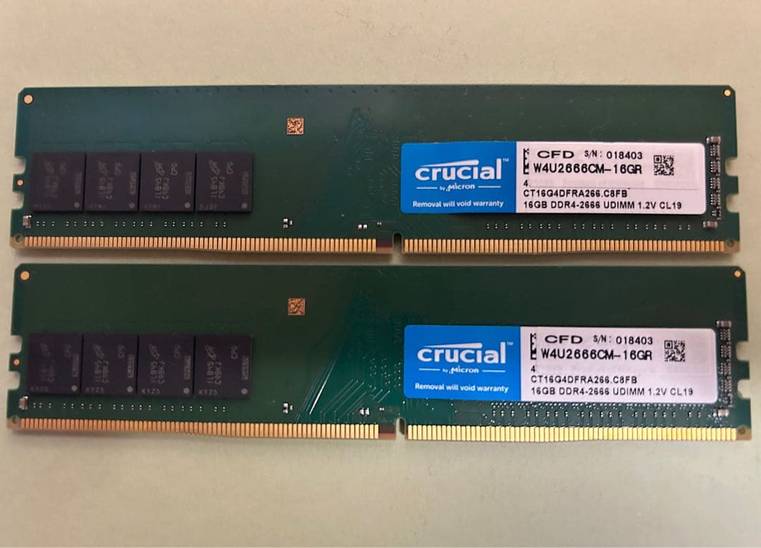Crucial 16GBx2 DDR4メモリ、2666MHz、UDIMM。