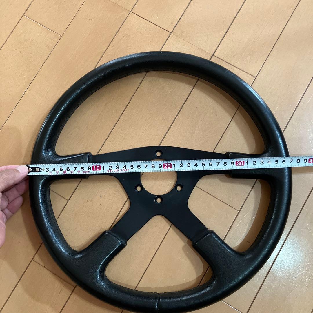 黒い4本スポークステアリングホイール