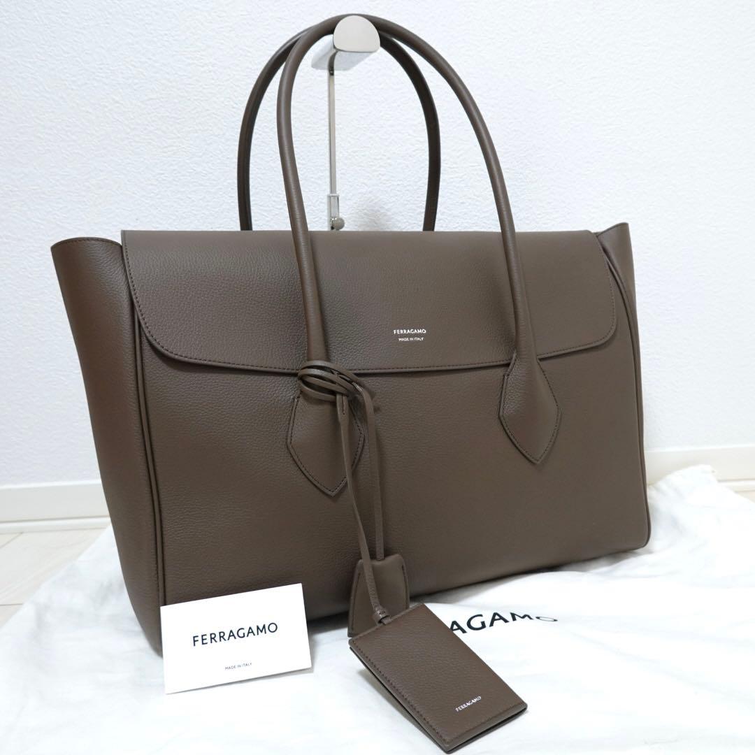 フェラガモ　イーストウエスト　トートバッグ　ビジネスバッグ　ハンドバッグ　大容量