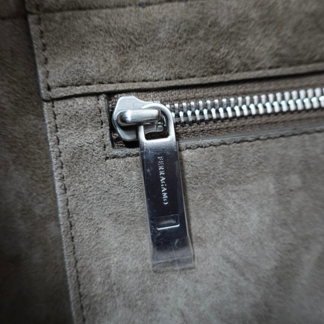 フェラガモ　イーストウエスト　トートバッグ　ビジネスバッグ　ハンドバッグ　大容量