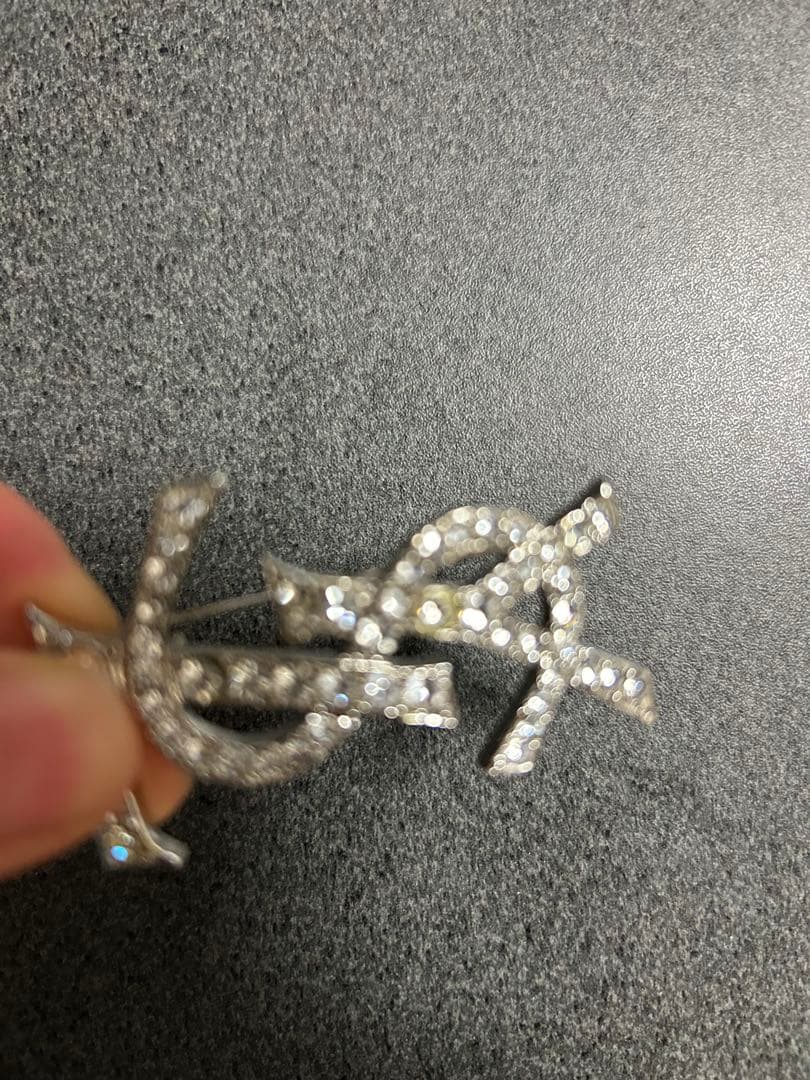 YSL ロゴ ブローチ シルバー クリスタル