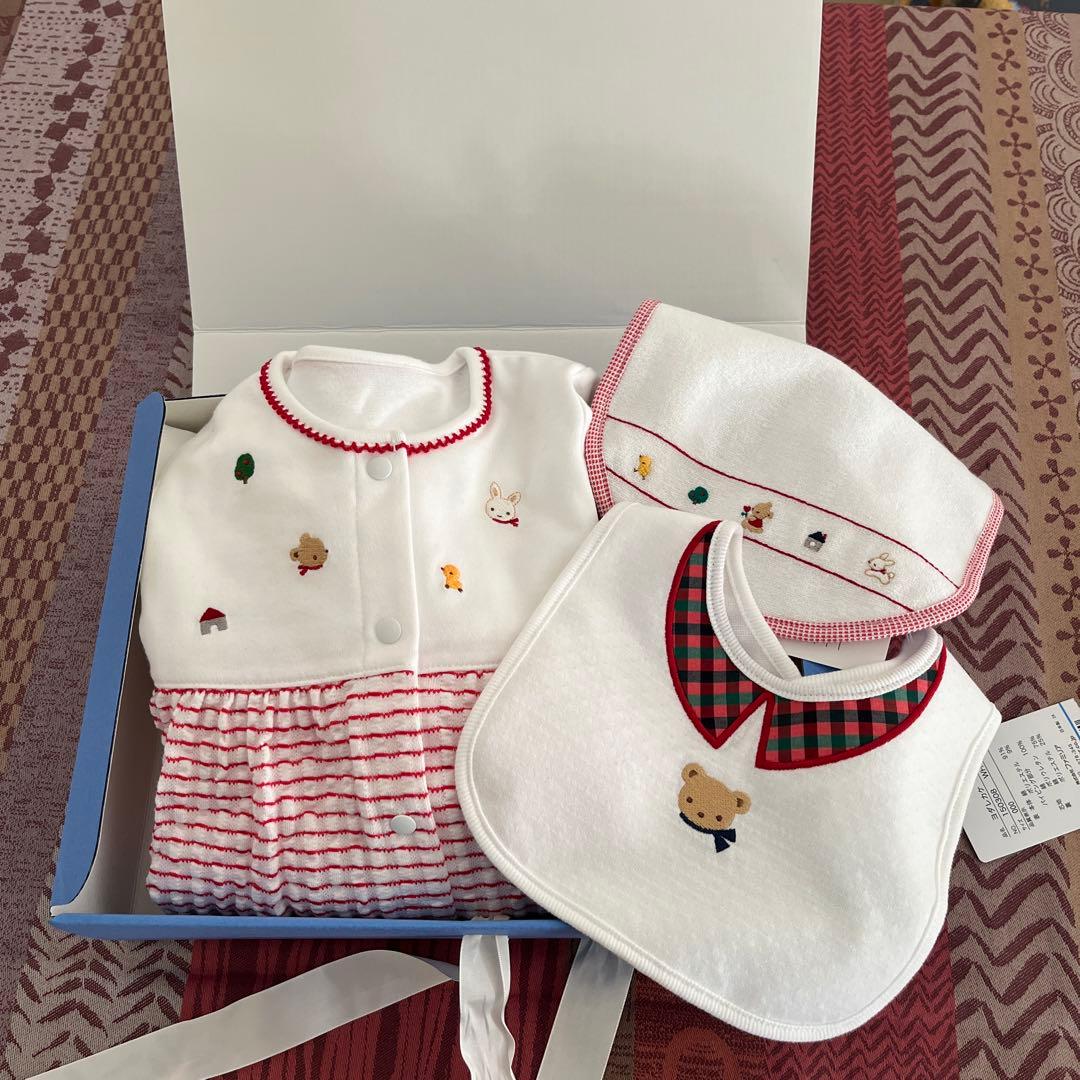 【未使用】familiar ロンパース　50-60cm スタイ2枚　ギフト