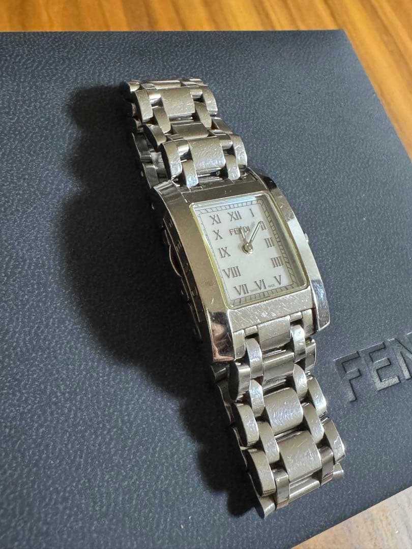 FENDI スクウェアフェイス 7000L 文字盤ホワイト レディース