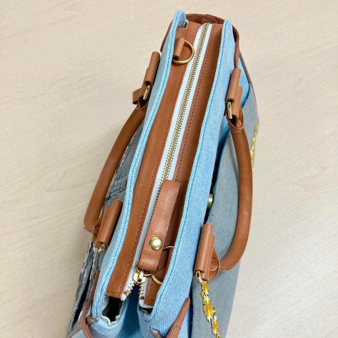 デニムリメイク✖︎本革　2wayハンドバッグ　刺繍花柄　チャーム 底板底鋲付き