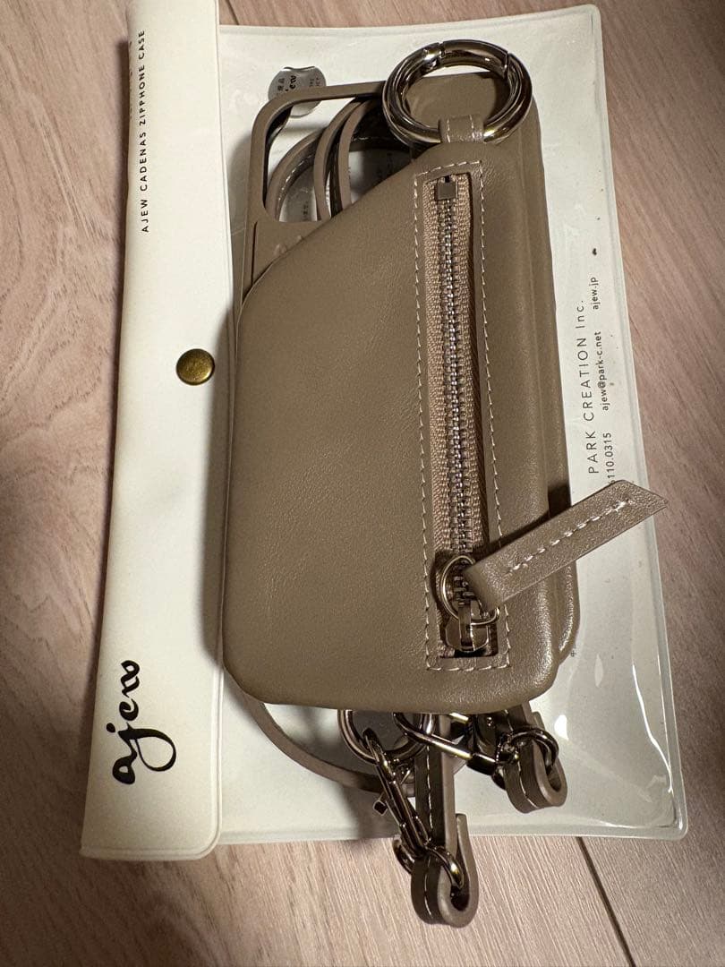ajew ストラップ付きケース ベージュ
