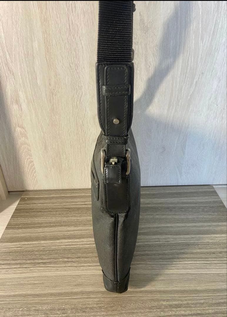 GUCCI ショルダーバッグ　GG スプリーム　ブラック　レザー　メンズ　斜掛