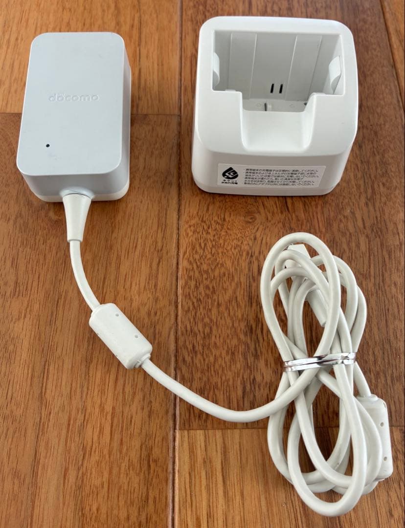 Docomo らくらくホン F-01M ホワイト 充電器付き