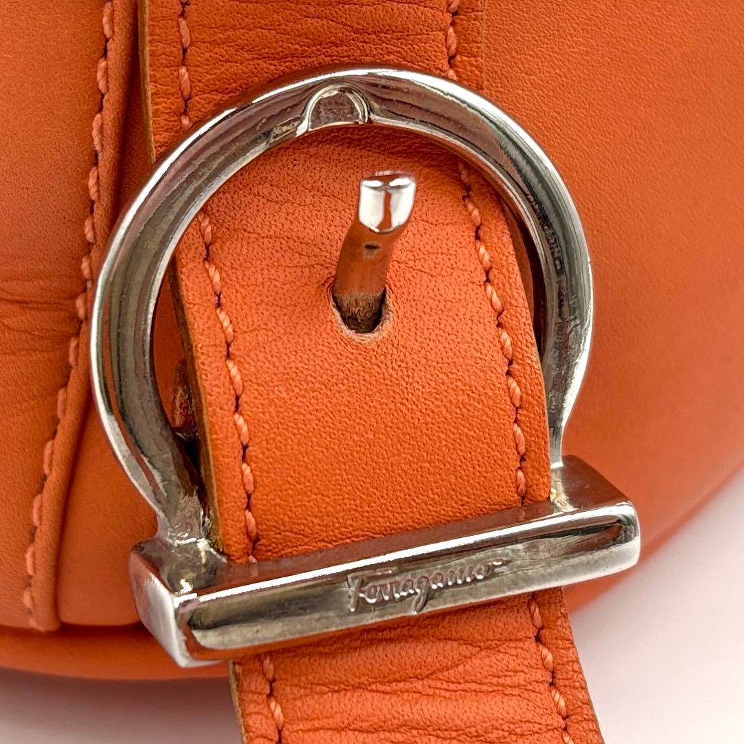 【美品】フェラガモ ミニリュック ダブルガンチーニ オレンジ レザー ロゴ刻印