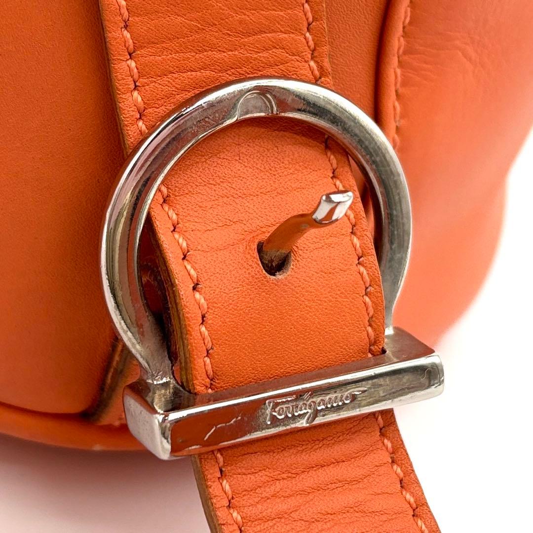 【美品】フェラガモ ミニリュック ダブルガンチーニ オレンジ レザー ロゴ刻印