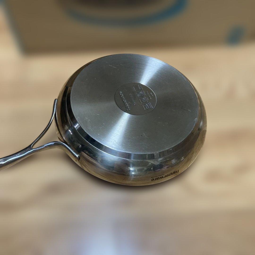 新品同様28cmステンレスフライパンタッパーウェアマストロクック強化ガラス蓋付き