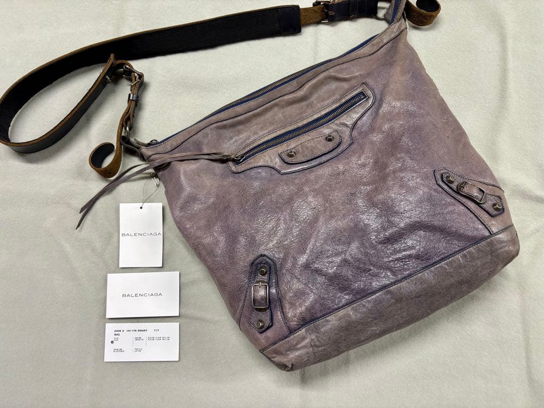BALENCIAGA メッセンジャーバッグ。ショルダーバッグ。