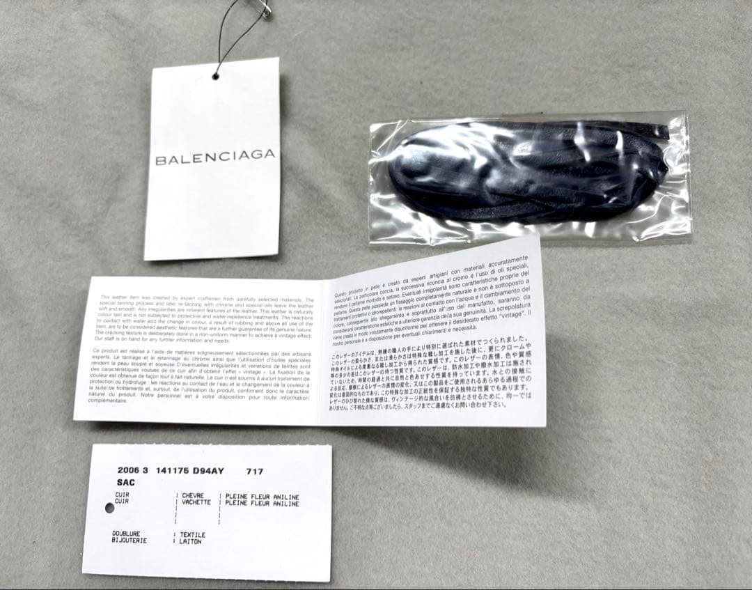 BALENCIAGA メッセンジャーバッグ。ショルダーバッグ。