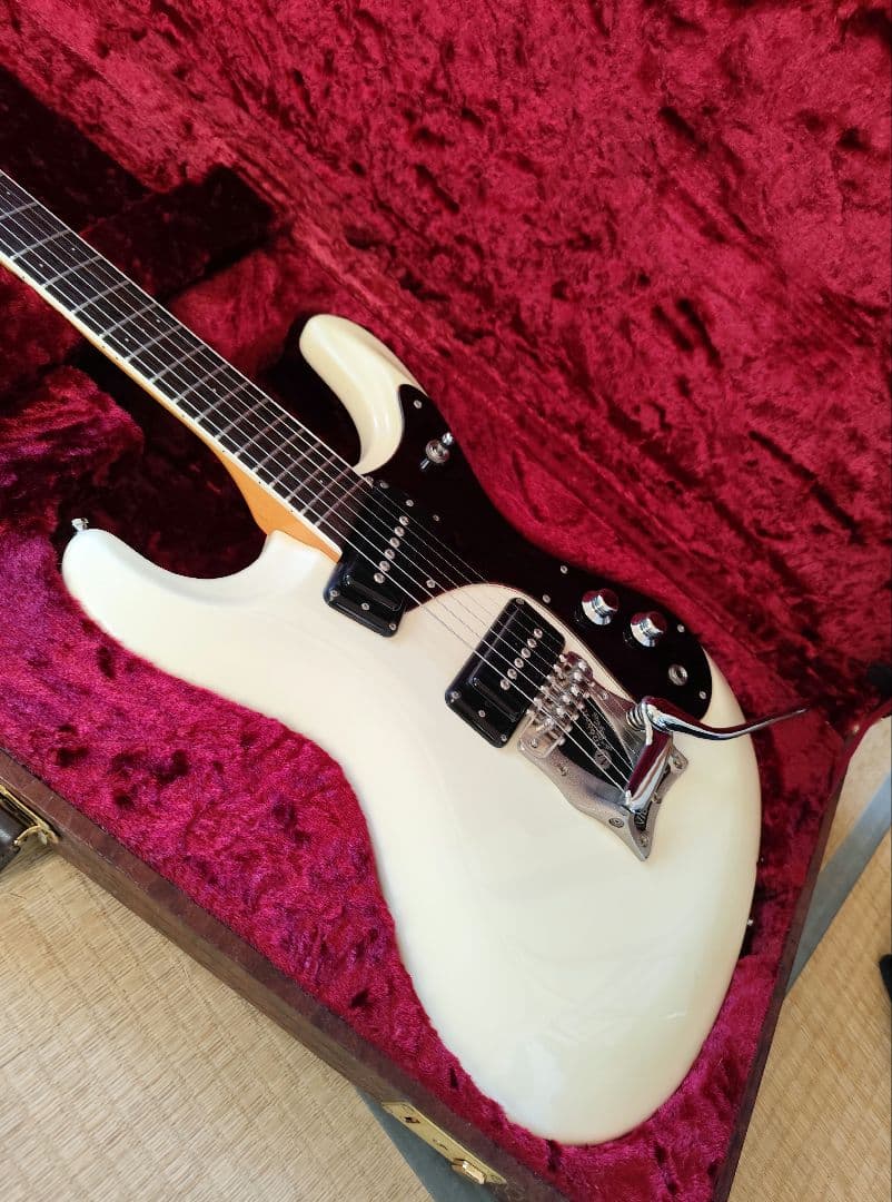 モズライトエレキギターパール ホワイト ハードケース。モズライトストラップ未開封