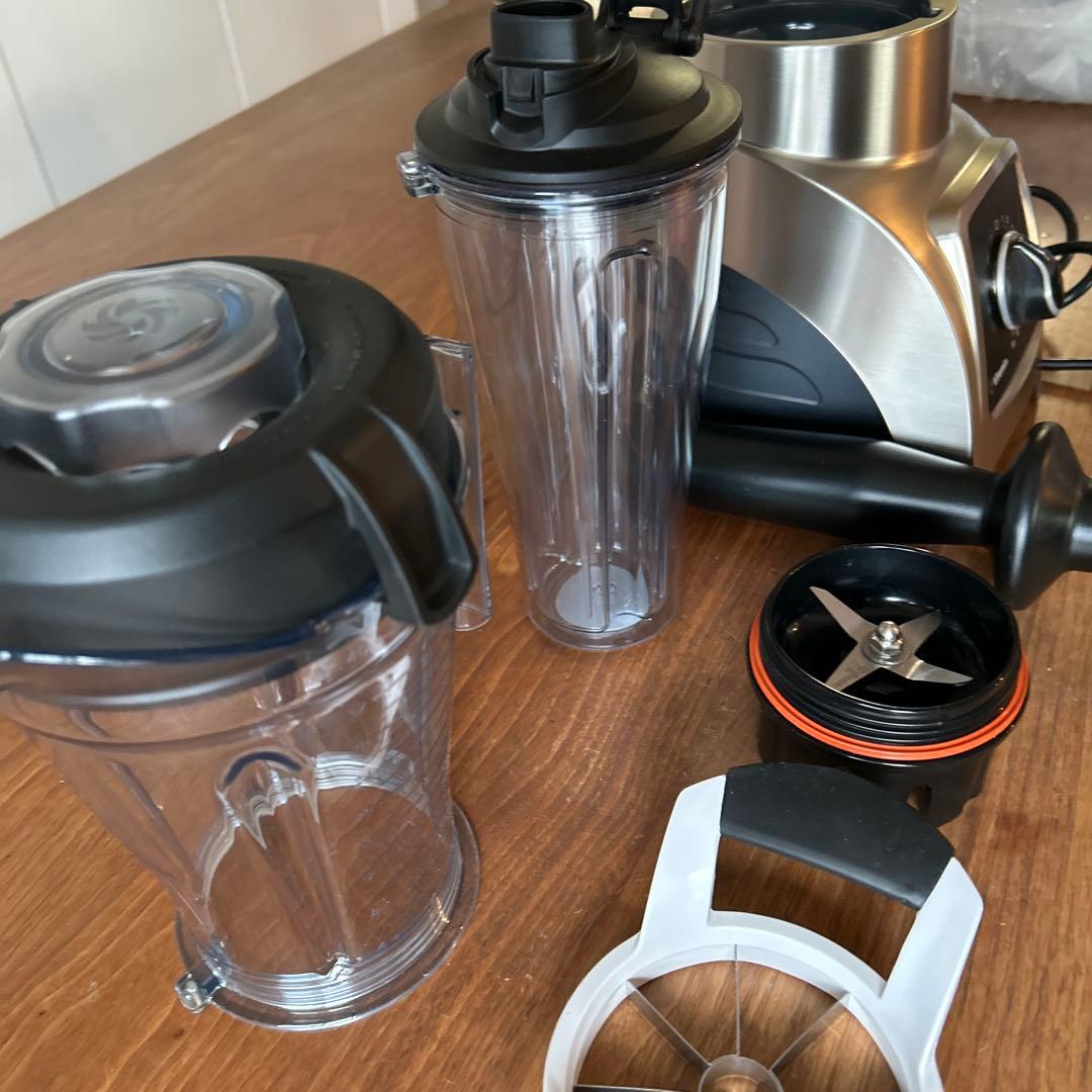 スーパーセール❗️ 美品　Vitamix ブレンダー本体 2カップ付き