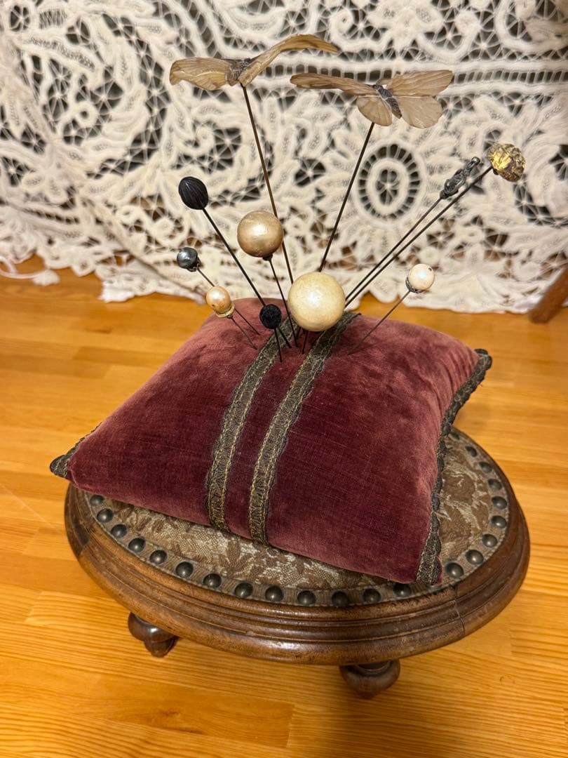 ピンクッション とアンティークピン、台座セット