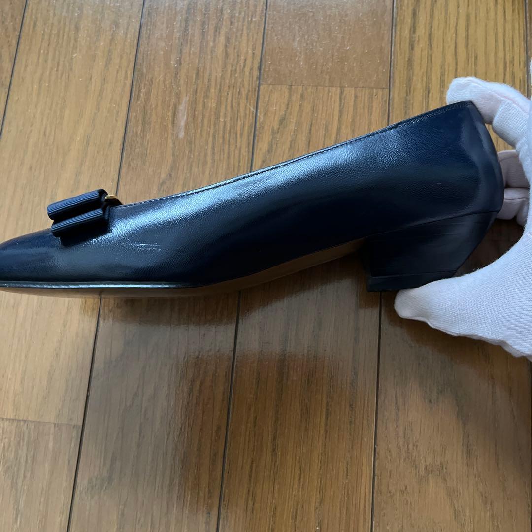 Salvatore Ferragamo ヴィラリボン付きパンプス　ネイビー
