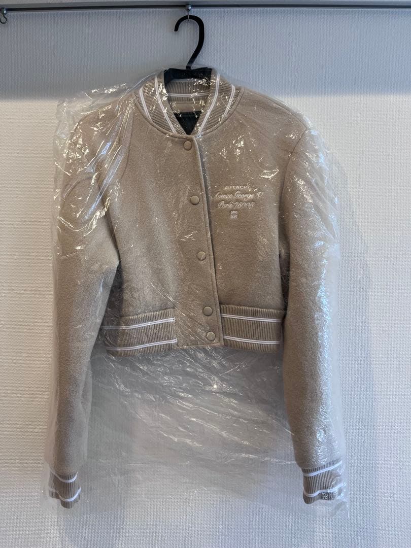 GIVENCHYスタジャン