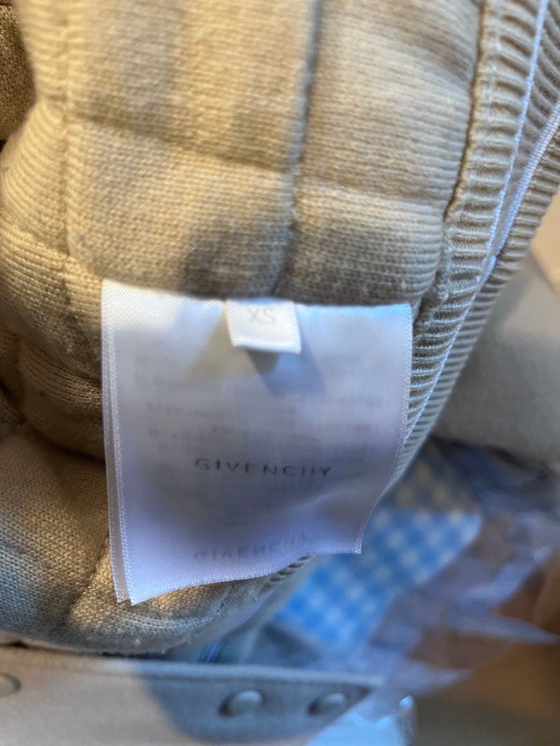 GIVENCHYスタジャン