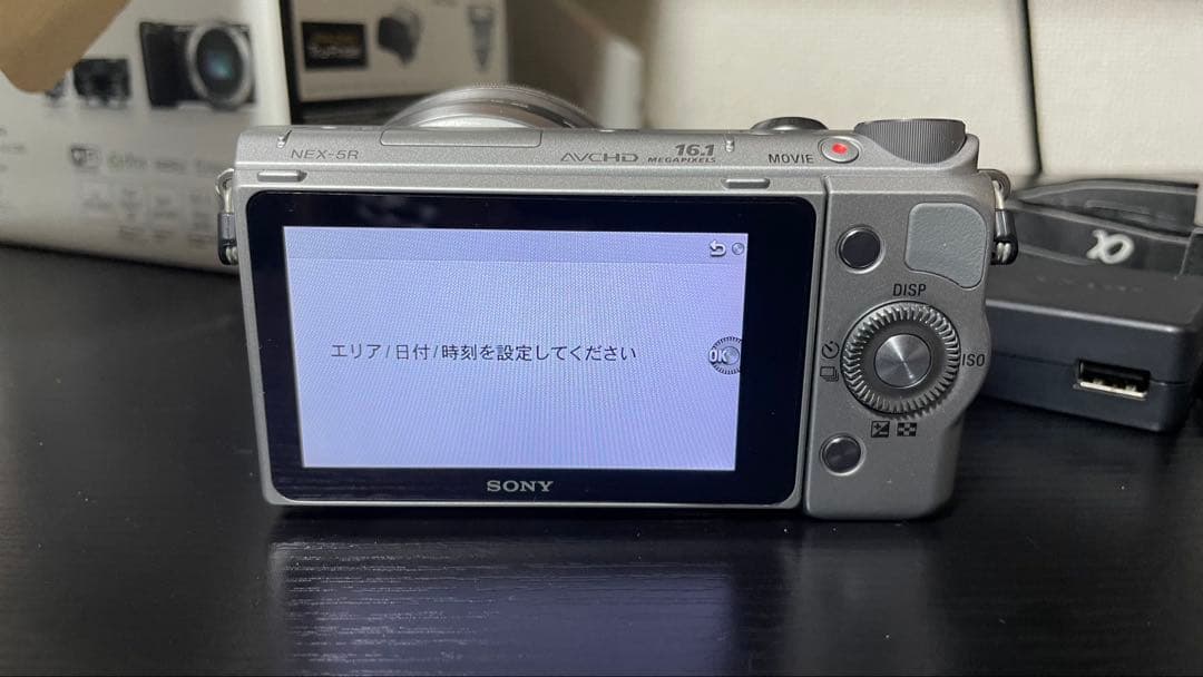 【極美品】NEX-5R シルバー レンズ付き ミラーレス一眼カメラ SONY
