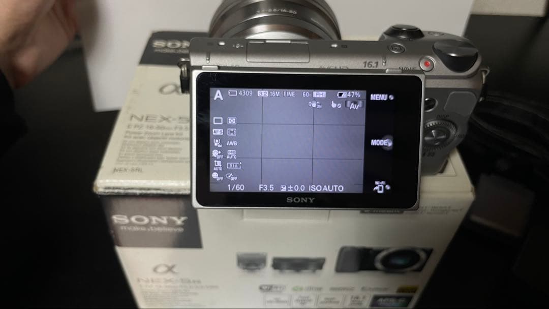 【極美品】NEX-5R シルバー レンズ付き ミラーレス一眼カメラ SONY