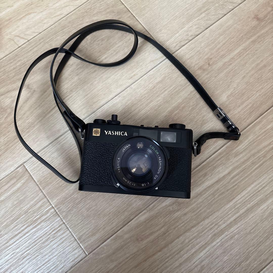 YASHICA フィルムカメラ 黒 ストラップ付き
