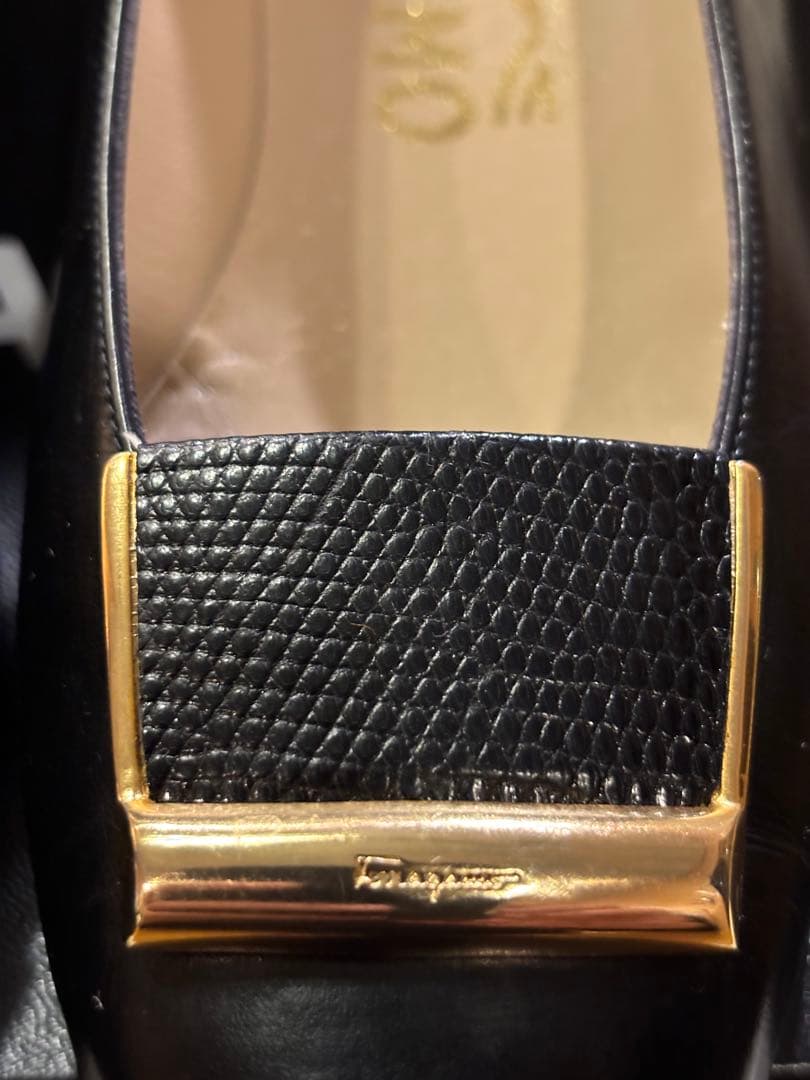 #サルバトーレフェラガモレザー ブラック パンプス 金具付きリボン#23cm