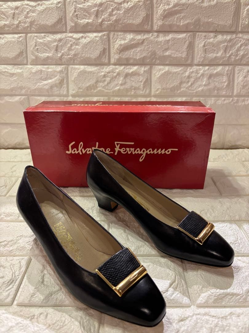 #サルバトーレフェラガモレザー ブラック パンプス 金具付きリボン#23cm