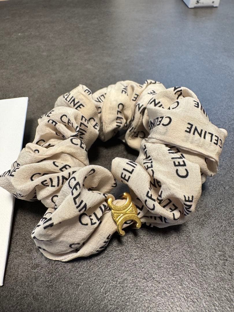 CELINE ロゴ入り シュシュ ベージュ