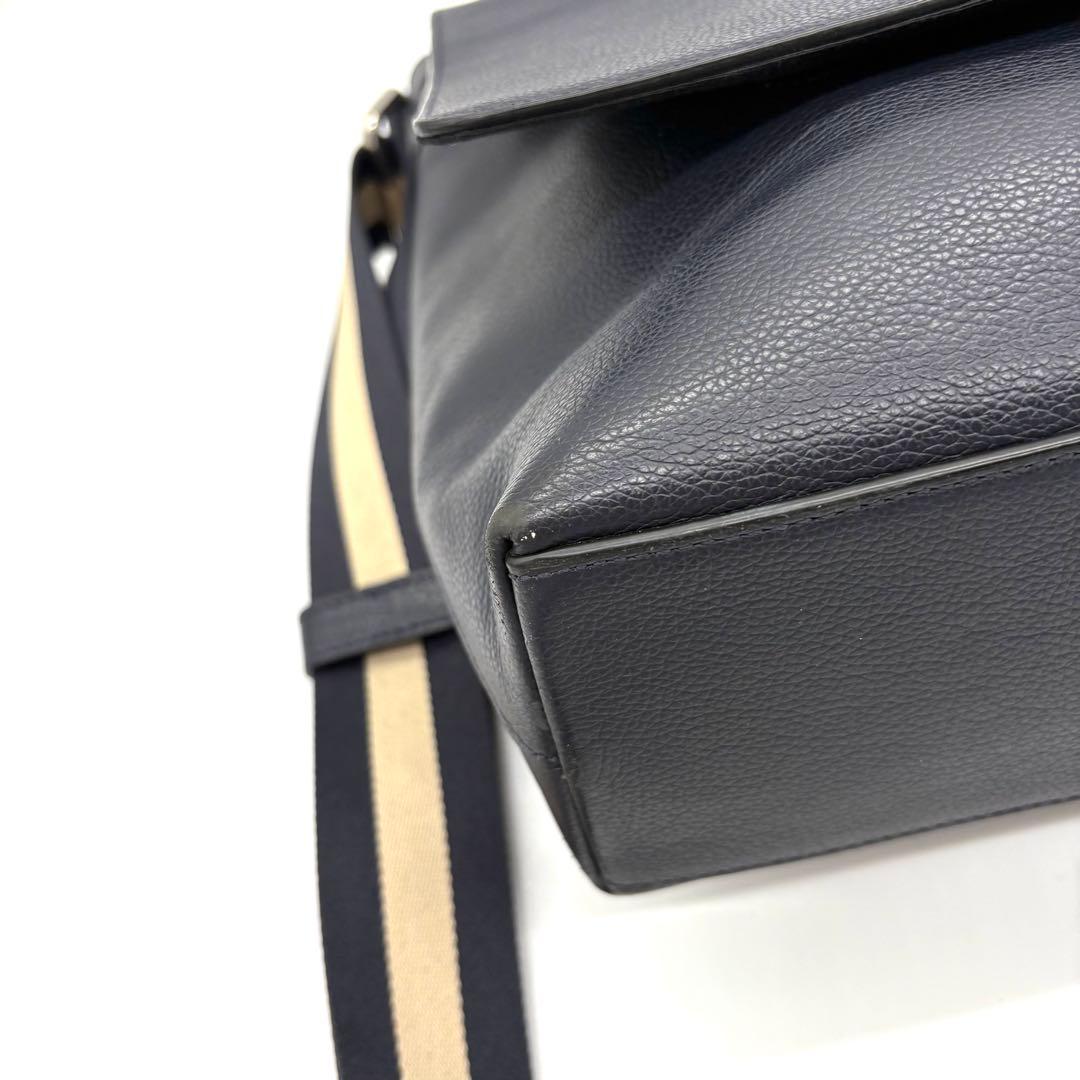 【極美品】コーチ　メッセンジャーバッグ　ヘリテージ　ロゴ型押し　レザー　ネイビー