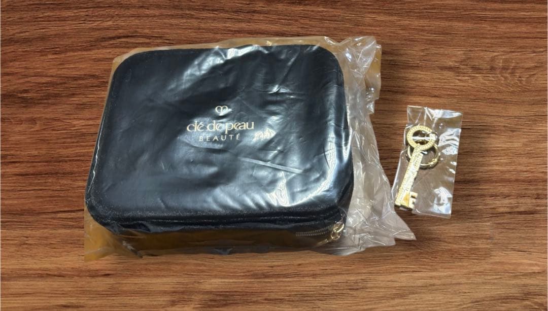 【新品未開封】　クレドポーボーテ 特製オリジナルバニティポーチ、チャームセット