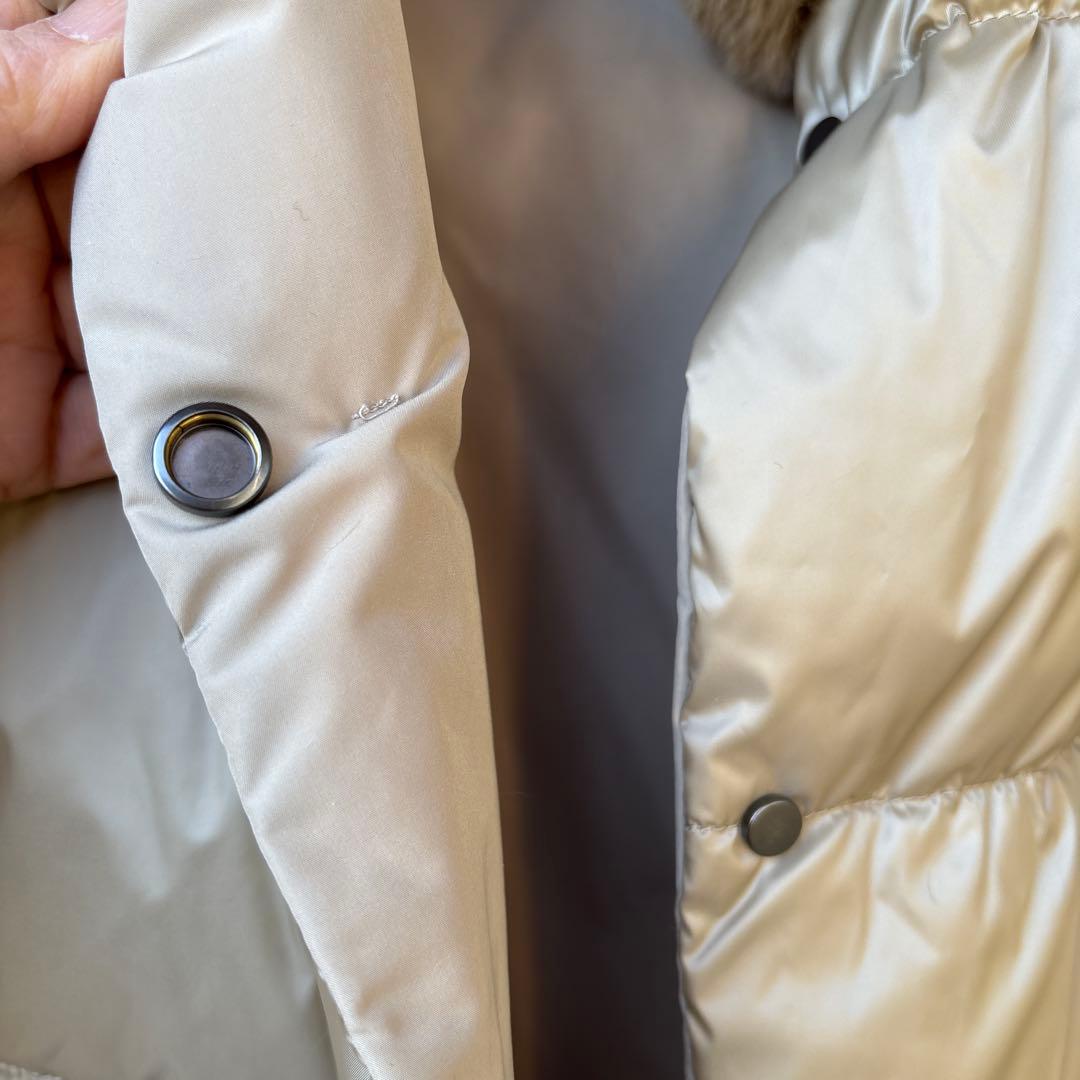 ファー付きベージュダウンジャケット