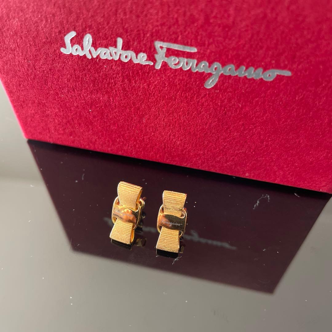 Ferragamo earring フェラガモピアス ヴァラリボン 　ゴールド