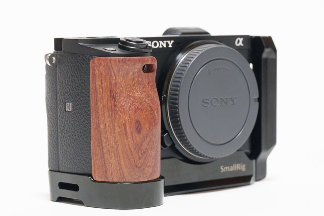 【美品】SONY α6400 ミラーレスカメラ（ボディのみ） ILCE-6400