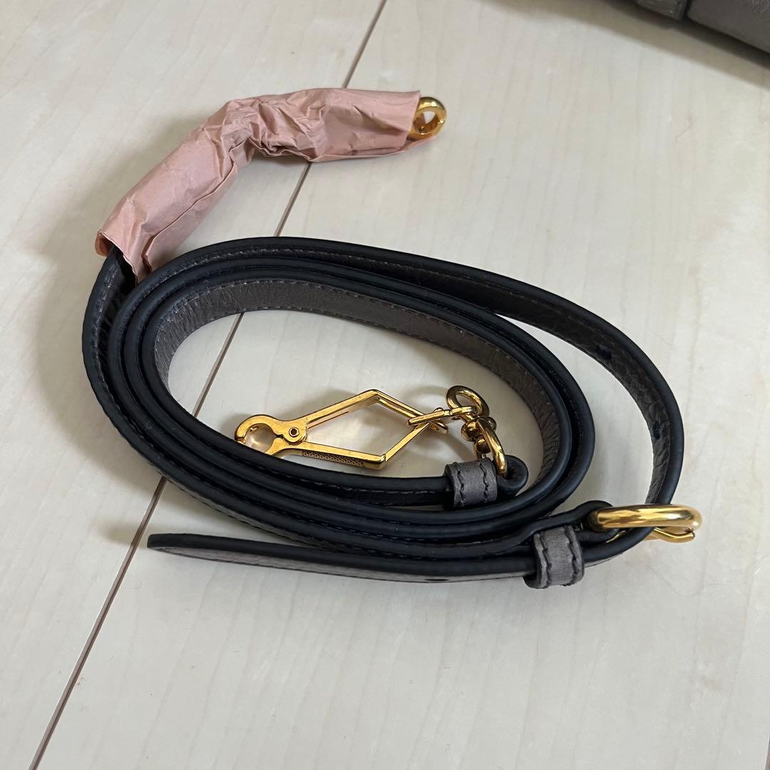 MIU MIU グレー レザー ハンドバッグ